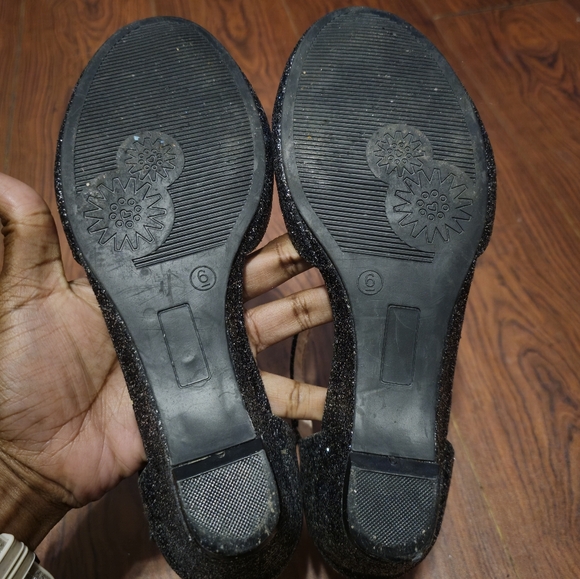 Black and silver glitter heels size 6y - Picture 7 of 7